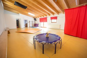 sportzimmer-mit-trampolin